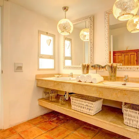 Holiday home Sunshine Laughter & Sea Views *